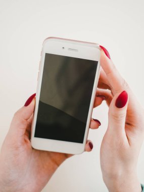 Smartphone ekran ile cam kapak elinde korumak. Beyaz arka plan