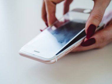 Smartphone ekran ile cam kapak elinde korumak. Beyaz arka plan