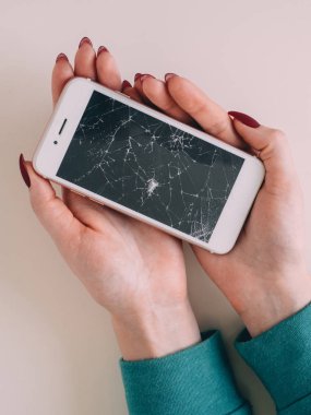 Arka plan beyaz cam ekran smartphone el kırık,