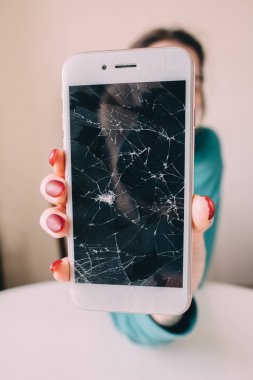 Arka plan beyaz cam ekran smartphone el kırık,