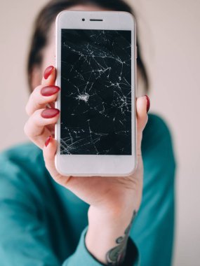 Arka plan beyaz cam ekran smartphone el kırık,