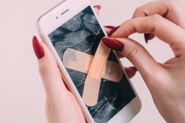 Alçı beyaz Smartphone ile kırık ekran