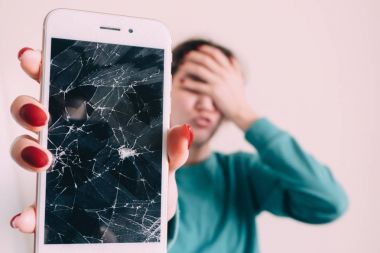 Kırık cam ekran smartphone üzgün kız, beyaz arka plan elinde