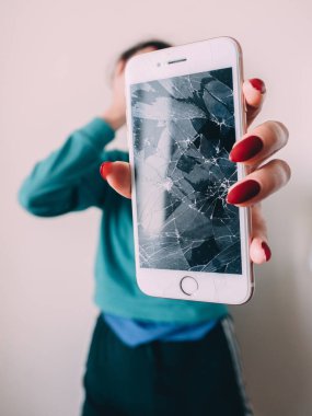 Kırık cam ekran smartphone üzgün kız, beyaz arka plan elinde