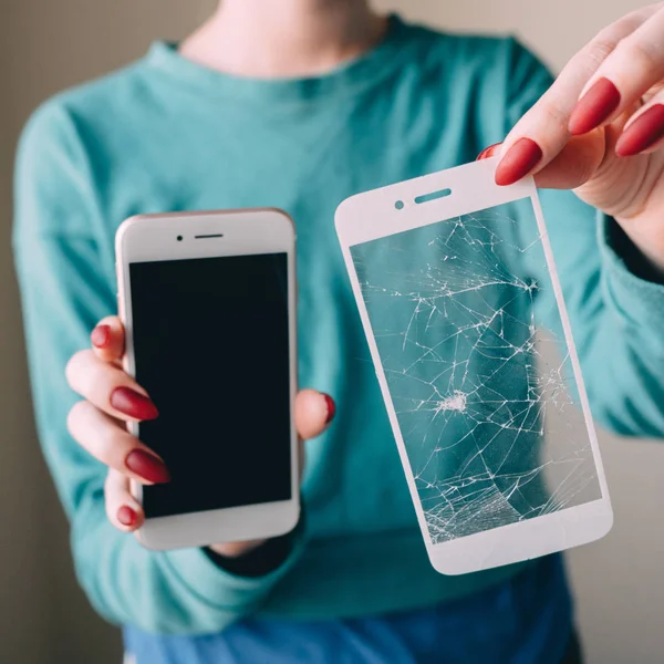 Smartphone con schermo proteggono la copertura di vetro in mani. Fondo bianco — Foto Stock