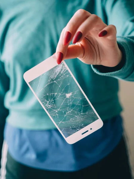 Smartphone ekran ile cam kapak elinde korumak. Beyaz arka plan — Stok fotoğraf