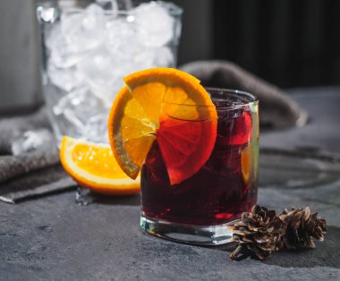 Turuncu ve buz kovalı alkol kokteyli.