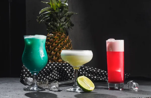 Farbige Alkoholcocktails in der Bar. schwarzer Hintergrund — Stockfoto