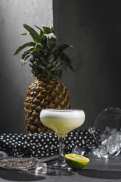 Žlutý ananas koktejl v baru tmavé pozadí — Stock fotografie