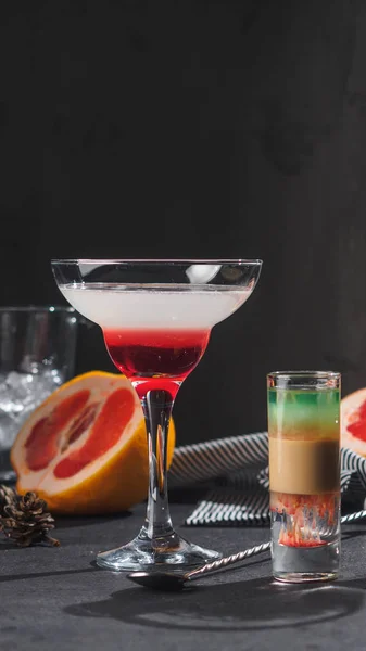 Χρωματικά κοκτέιλ αλκοόλ στο μπαρ. Μαύρο φόντο — Φωτογραφία Αρχείου