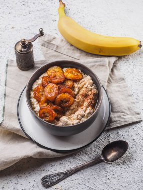 Kızarmış muzlu yulaf ezmesi. Beyaz arkaplan masası