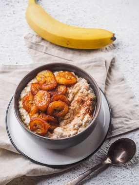 Kızarmış muzlu yulaf ezmesi. Beyaz arkaplan masası