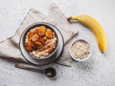 Kızarmış muzlu yulaf ezmesi. Beyaz arkaplan masası