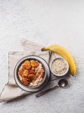 Kızarmış muzlu yulaf ezmesi. Beyaz arkaplan masası