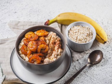 Kızarmış muzlu yulaf ezmesi. Beyaz arkaplan masası