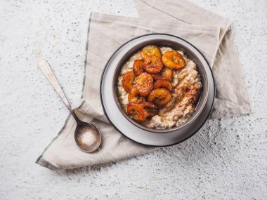 Kızarmış muzlu yulaf ezmesi. Beyaz arkaplan masası