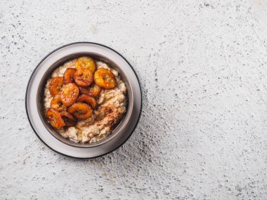 Kızarmış muzlu yulaf ezmesi. Beyaz arkaplan masası