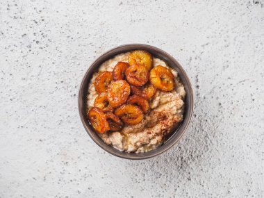 Kızarmış muzlu yulaf ezmesi. Beyaz arkaplan masası