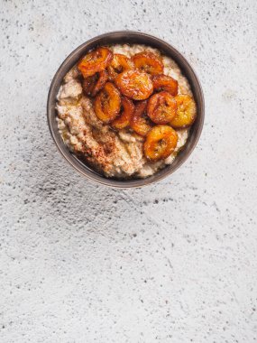 Kızarmış muzlu yulaf ezmesi. Beyaz arkaplan masası