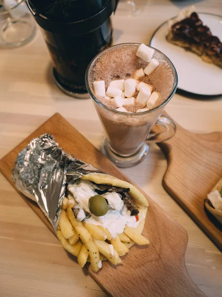 Gyro dengan kopi di meja kayu di kafe — Stok Foto