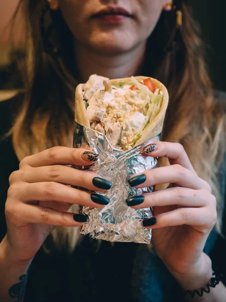 Gyros à la viande grecque avec sauce, légumes, fromage feta et frites à la main — Photo