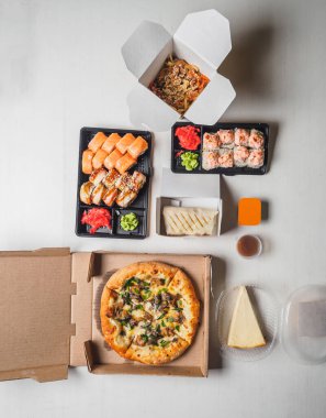 Yemek seti. Pizza suşi sarması.