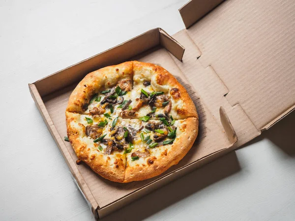 白い背景の段ボール宅配ボックスのピザのピザ — ストック写真