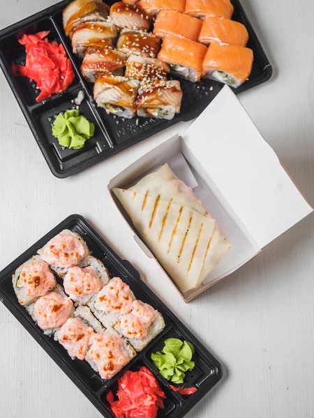 Japońskie jedzenie sushi roll z surowej ryby i ryżu. pudełka z tworzywa sztucznego — Zdjęcie stockowe