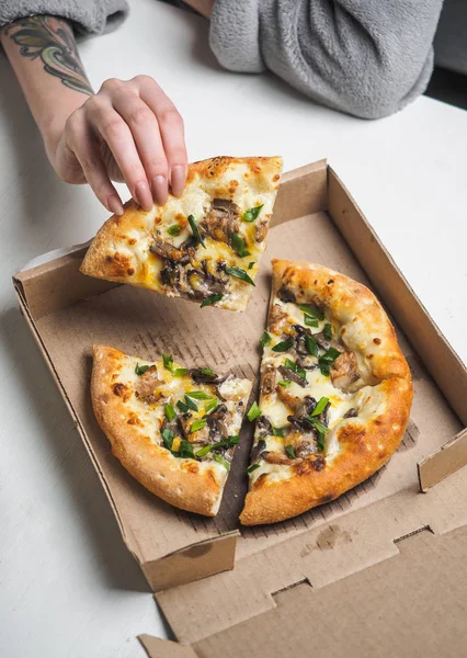 白い背景の段ボール宅配ボックスのピザのピザ — ストック写真