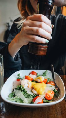 Karidesli salata, mango soslu peynir, kiraz yeşili.