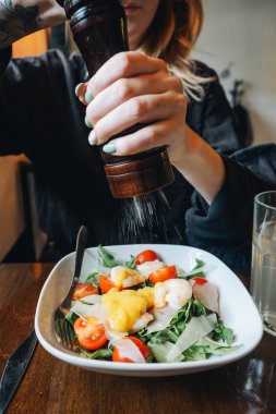 Karidesli salata, mango soslu peynir, kiraz yeşili.
