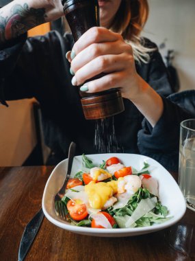Karidesli salata, mango soslu peynir, kiraz yeşili.