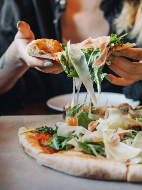 Parma jambonlu pizza, peynir, roka, kırsal kafe masasında sos.