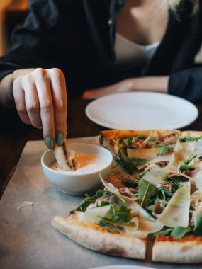 Parma jambonlu pizza, peynir, roka, kırsal kafe masasında sos.