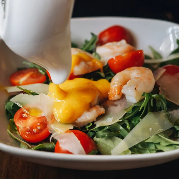 Salada com camarão molho de manga queijo cereja verdes — Fotografia de Stock