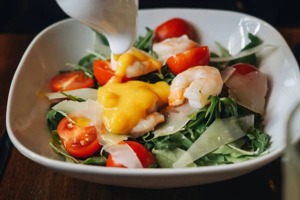 Salada com camarão molho de manga queijo cereja verdes — Fotografia de Stock