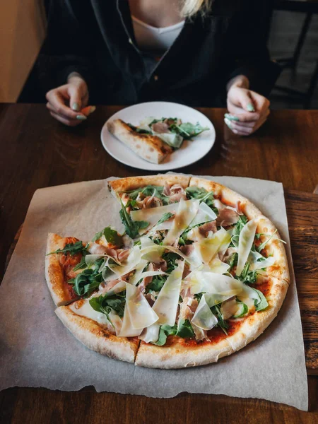 パルマハムとピザ,チーズ,アルグラ,素朴なカフェテーブルのソース — ストック写真