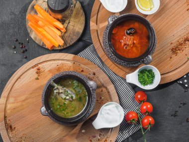 İki çorba: solyanka ve tavuk çorbası.