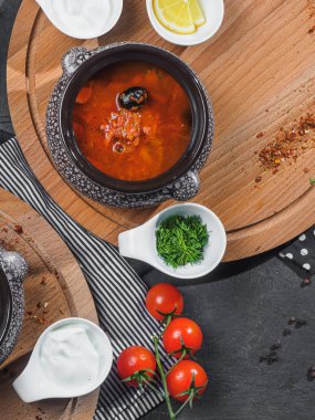 Saltwort solyanka kırmızı çorba tahtada