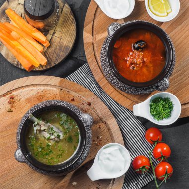 İki çorba: solyanka ve tavuk çorbası.