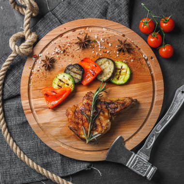 Tahtada sebzeli ızgara biftek.