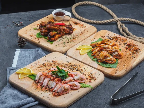 Camarones con limón y alitas de pollo frito sobre tabla de madera — Foto de Stock