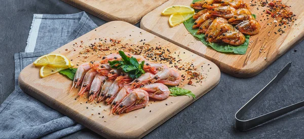 Camarones crudos y fritos con limón sobre tabla de madera — Foto de Stock