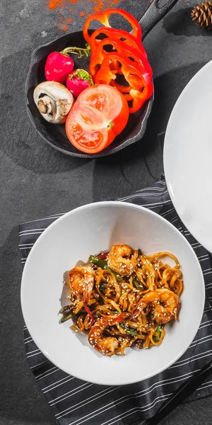 Camarones wok gambas con fideos y verduras — Foto de Stock