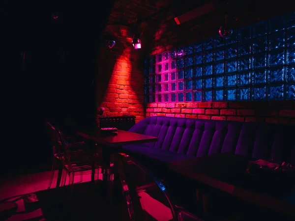 Neon ışıkları olan eski çatı katı gece kulübü.