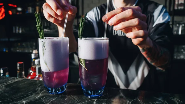 Barman dělá alkoholové koktejly s ledem a rozmarýnem v baru — Stock fotografie