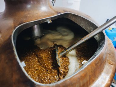 Bira fabrikasındaki fıçıda bira.