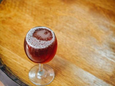 Koyu biralı, tahta fıçılı bir bardak.