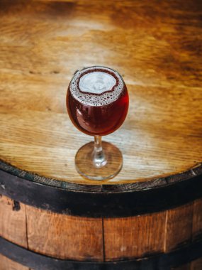 Koyu biralı, tahta fıçılı bir bardak.