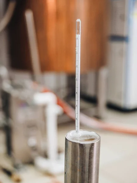 Termometr przy produkcji alkoholu w browarze. Nowoczesna technologia kontenerów — Zdjęcie stockowe